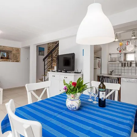 Pet Friendly In With Wifi Сasa de vacaciones Brzac